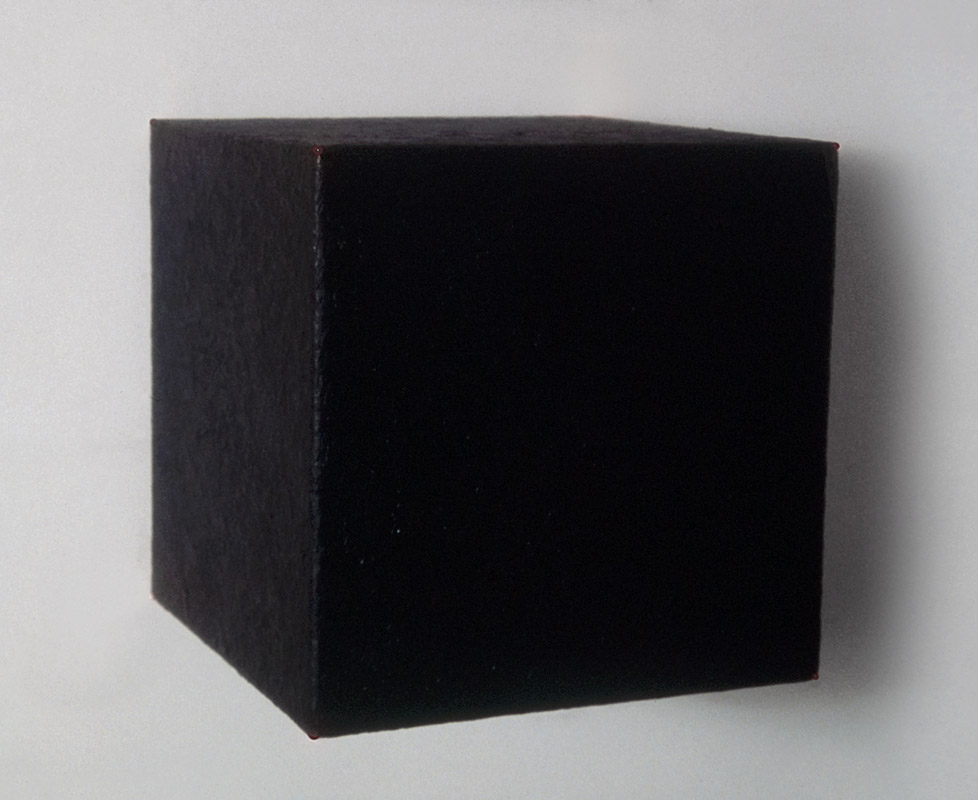 Ilppo Alho, 1993 — Amok XX — akryyliv�ri kankaalle ja puu — 40 x 40 x 40 (cm)