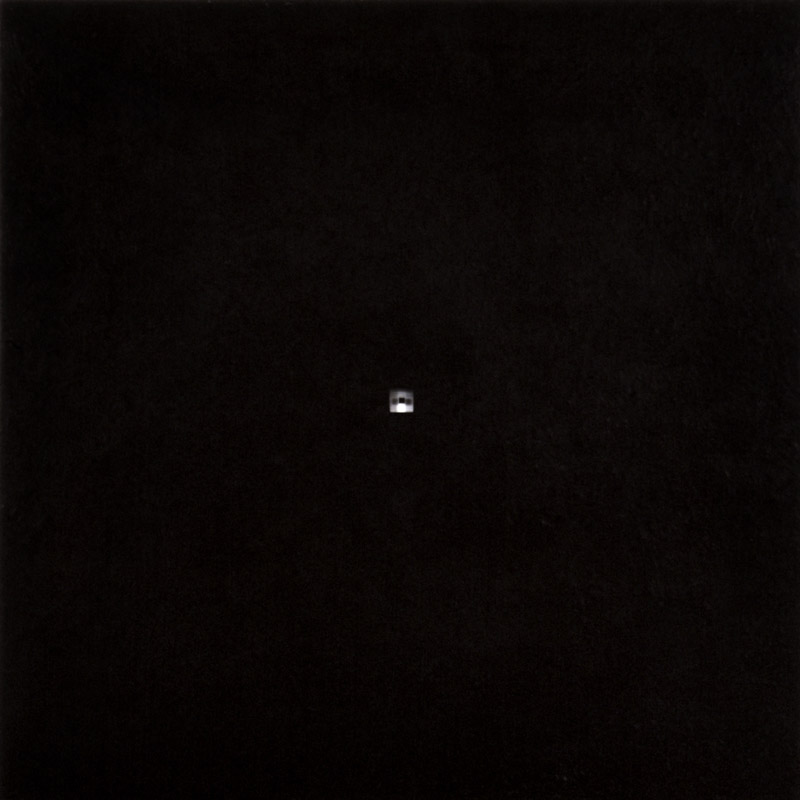 Ilppo Alho, 1993 — Amok IX — akryyliv�ri kankaalle, lasi ja peililasi — 160 x 160 x 7 (cm)