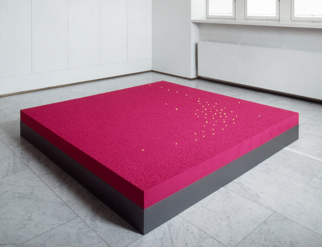 Ilppo Alho, 1995 — Goodbye Zelibai — akryylivri ja ledej — 30 x 200 x 200 (cm)