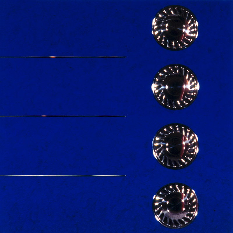 Ilppo Alho, 1996 — Blue Velvet — akryyliv�ri ja autonosia — 200 x 200 x 5 (cm)