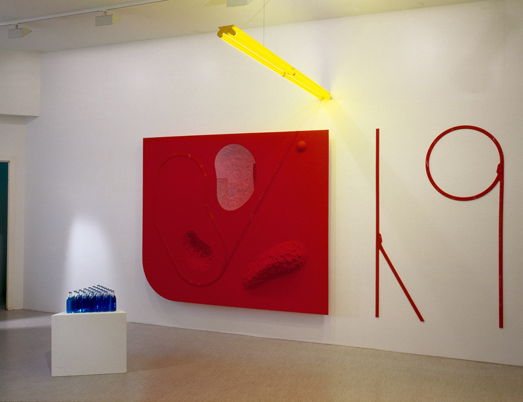 Ilppo Alho, 1998 — Yes, of course — akryyliv�ri, lasi, ter�s ja loisteputkia — 200 x 400 x 250 (cm)