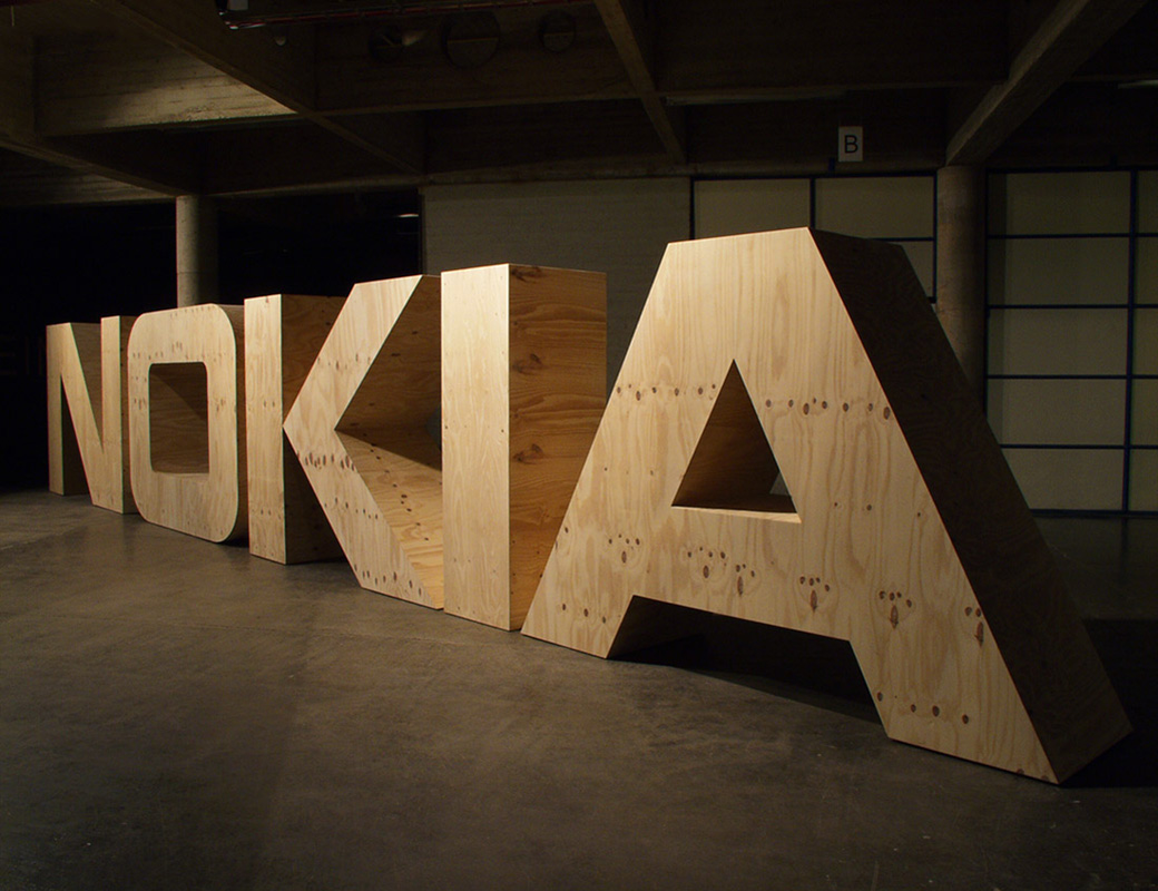 Ilppo Alho, 2002 — His Masters Voice (WeeGee, Espoo) — havuvaneri — 200 x 1300 x 80 (cm)