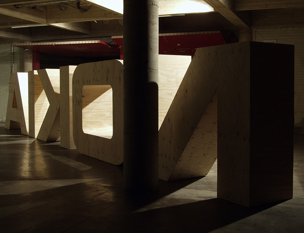 Ilppo Alho, 2002 — His Masters Voice (WeeGee, Espoo) — havuvaneri — 200 x 1300 x 80 (cm)