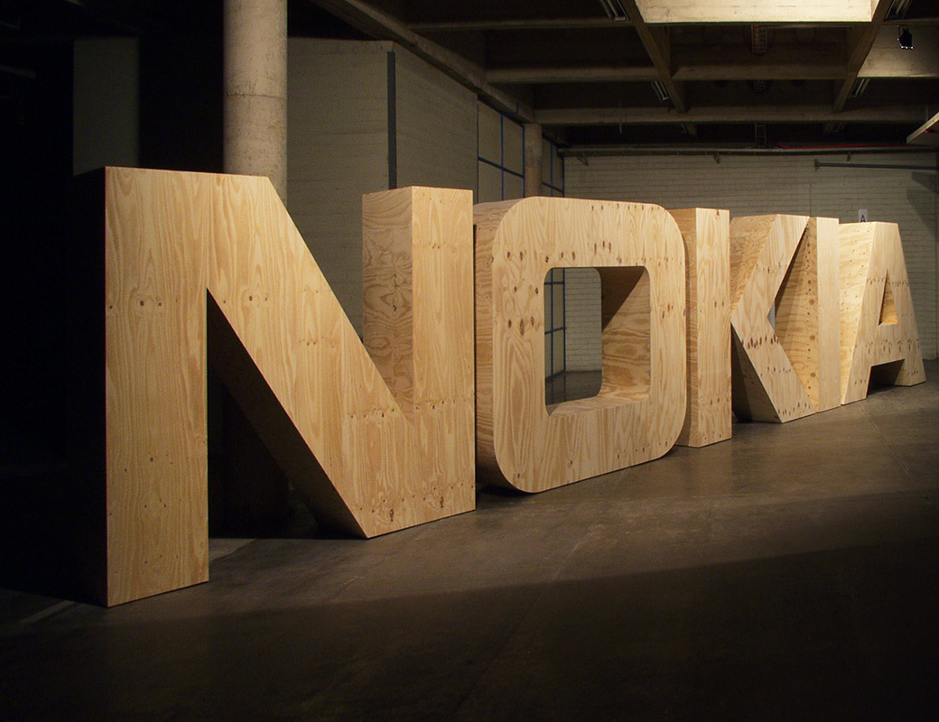 Ilppo Alho, 2002 — His Masters Voice (WeeGee, Espoo) — havuvaneri — 200 x 1300 x 80 (cm)