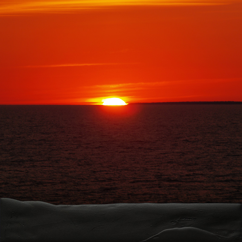 Ilppo Alho, 2007 — Sundown, osa 2 — akryyliv�ri ja valokuva hdf:lle — 80 x 80 (cm)